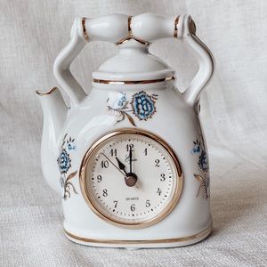 Vintage Quartz Teapot Clock